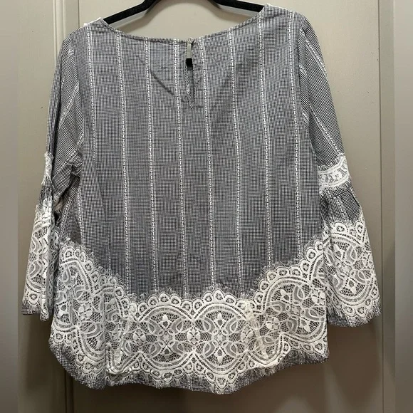 CeCe Size M Cotton Bell Sleeve Top NWOT - Picture 3 of 7